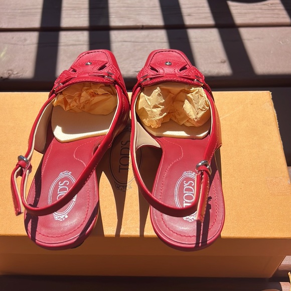 Tod’s Red Leather Kitten Heels - Picture 4 of 7
